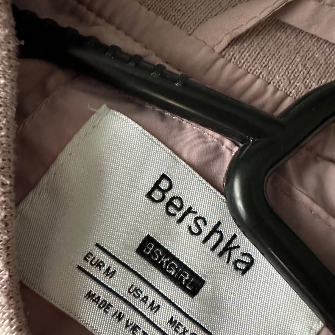 Beige bomberjacka från Bershka - 91