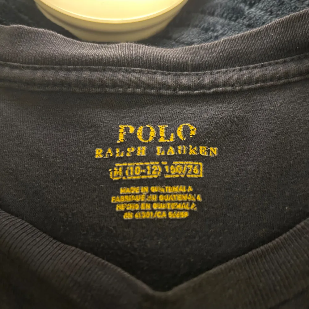 En polo t-shirt i bra skick men har lite smuts på sig som går bort i tvätten Storlek 10-12 år passar någon 150-160 cm. T-shirts.