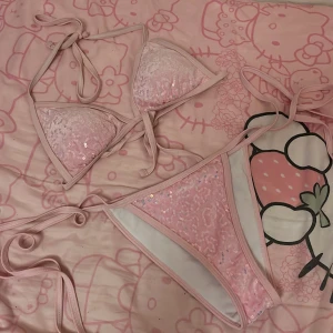 Bikini  - Rosa, glittrig bikini från Shein Har använt den typ 2 gånger  Storleken är S, men tyckte underdelen var lite stor men man kan spänna den så hårt man vill. 