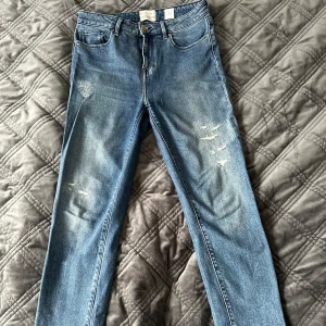 Jeans Tommy Hilfiger Como - Tommy Hilfiger Como RW jegging fit i storlek 28. Medium rise and skinny fit. Jeansen har en cool slitning på framsidan som ger dem en trendig touch. Mycket fint skick.