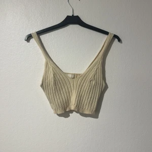 Beige topp - Fin beige topp, croppad, knappt använd. Den är nopprig men det går att få bort💕