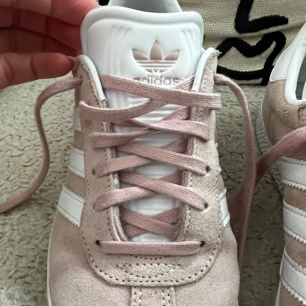 Adidas skor Gazelle rosa. Stl 36, normal i storleken. Endast använda en gång. . Skor.