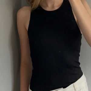 Svart ribbat linne  - Svart ribbat linne från BikBok 