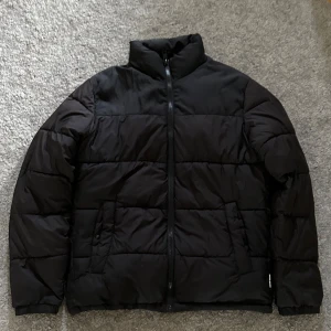 Vintetjacka från jacknjomes - 7/10 skick, använd men inga täcken på hål eller fläckar. XS men passar också S