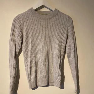 Kabelstickadtröja m  - En grå kabelstickadtröja i nyskick som fungerar perfekt till hösten🍁