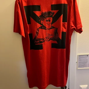 Off-White T-shirt  - Säljer en off white t-shirt dswt (taggar kvar) storlek medium men sitter som en medium-large och Självklart äkta mvh