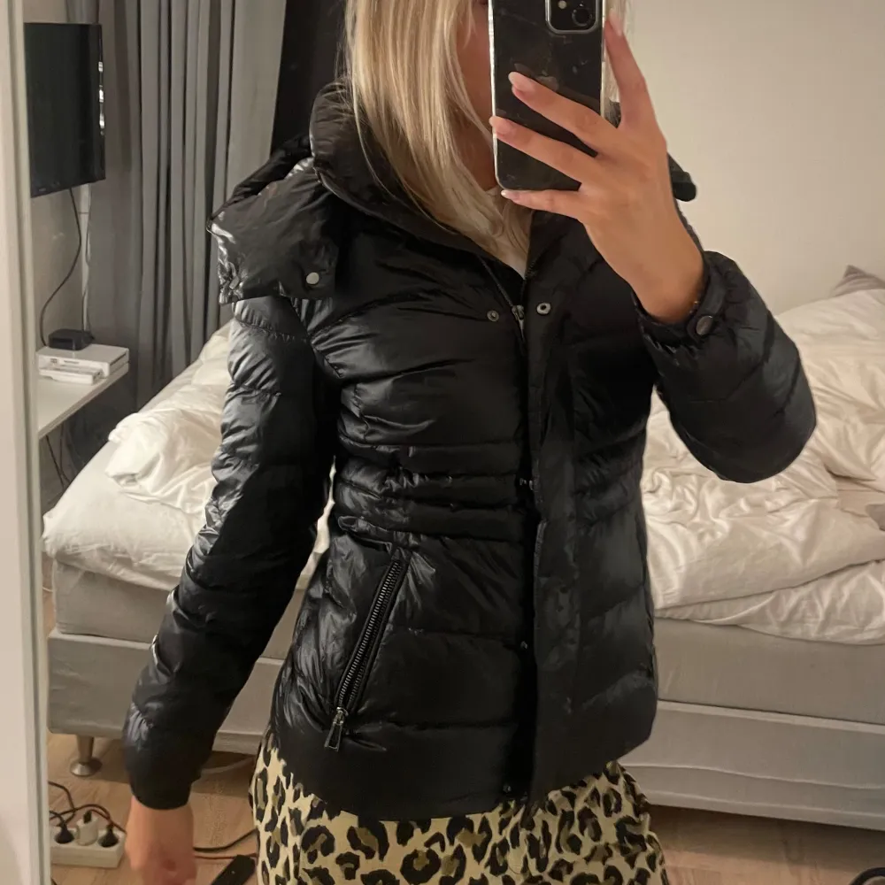 Super snygg svart dunjacka från Massimo dutti. Bra skick och endast använd en vinter. Köpt på Zalando föra året och säljs inte längre.💕. Jackor.