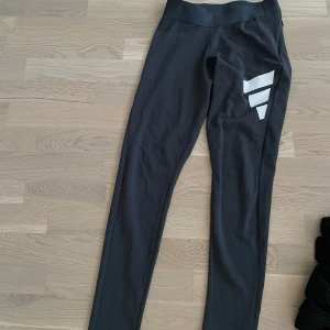 Adidas byxor  - Jättesköna tränings tights, knappt använda 