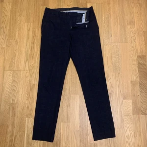 Zara Kostymbyxor - Rutiga, snygga och sköna kostymbyxor från zara, storlek 38. Kostymbyxorna är i nyskick med inga tecken på användning eftersom jag bara provat på de. Orginalpris 600 kr men säljer för 199 kr.