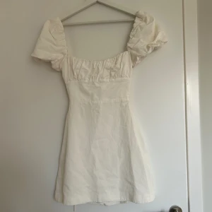 Zara klänning storlek Xs - Säljer denna fina klänning då den inte kommer till användning. Den har inga fläckar och har endast använda ett fåtal gånger. Den är i fint skick, lappen är bortklippt då den skavde i ryggen. Perfekt för student