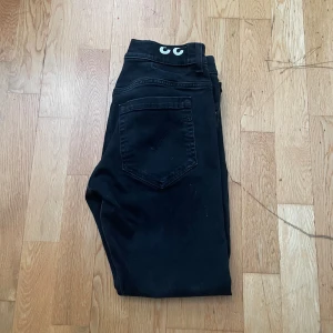 Dondup george - Säljer dessa dondups i modellen George. Jeansen är storlek 33 men det passar mindre. 
