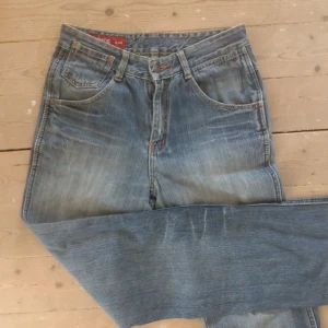 Skitsnygga Levi's  - Supersnygga Levi straight leg jeans men jättefin tvätt som ger de en y2k retro stil. Köpta second hand men aldrig använt de då de inte passar mig. Knappt något synligt slitage, som nya!