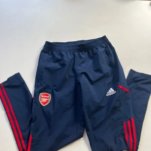 Adidas Originals Arsenal träningsbyxor - Träningsbyxor från Adidas Originals, Arsenal. Inga skavanker. 