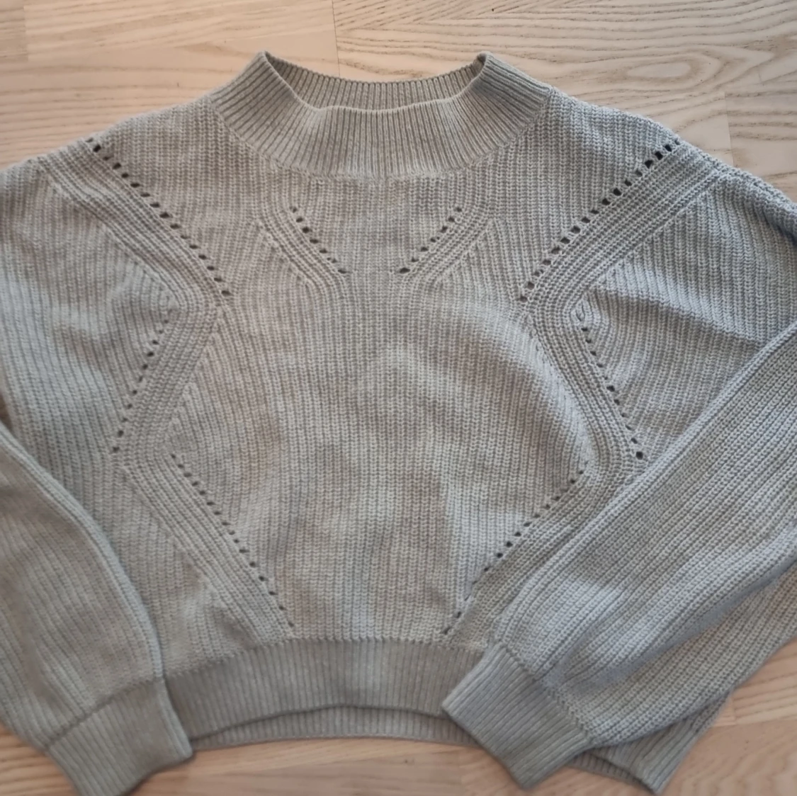 Grå stickad tröja!  - 1