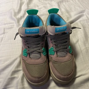 Nike Air Jordan Union, NYPRIS 5000 KR, SÄLJER FÖR 1900 KR! - Säljer ett par Nike Air Jordan sneakers i nyskick då jag har växt ur dem. Skorna har en färgkombination med beige och grå nyanser. De har en snygg snörning och en bekväm passform. Perfekta för både vardag och fest! Nypris är runt 4000kr Säljer för 1200kr!