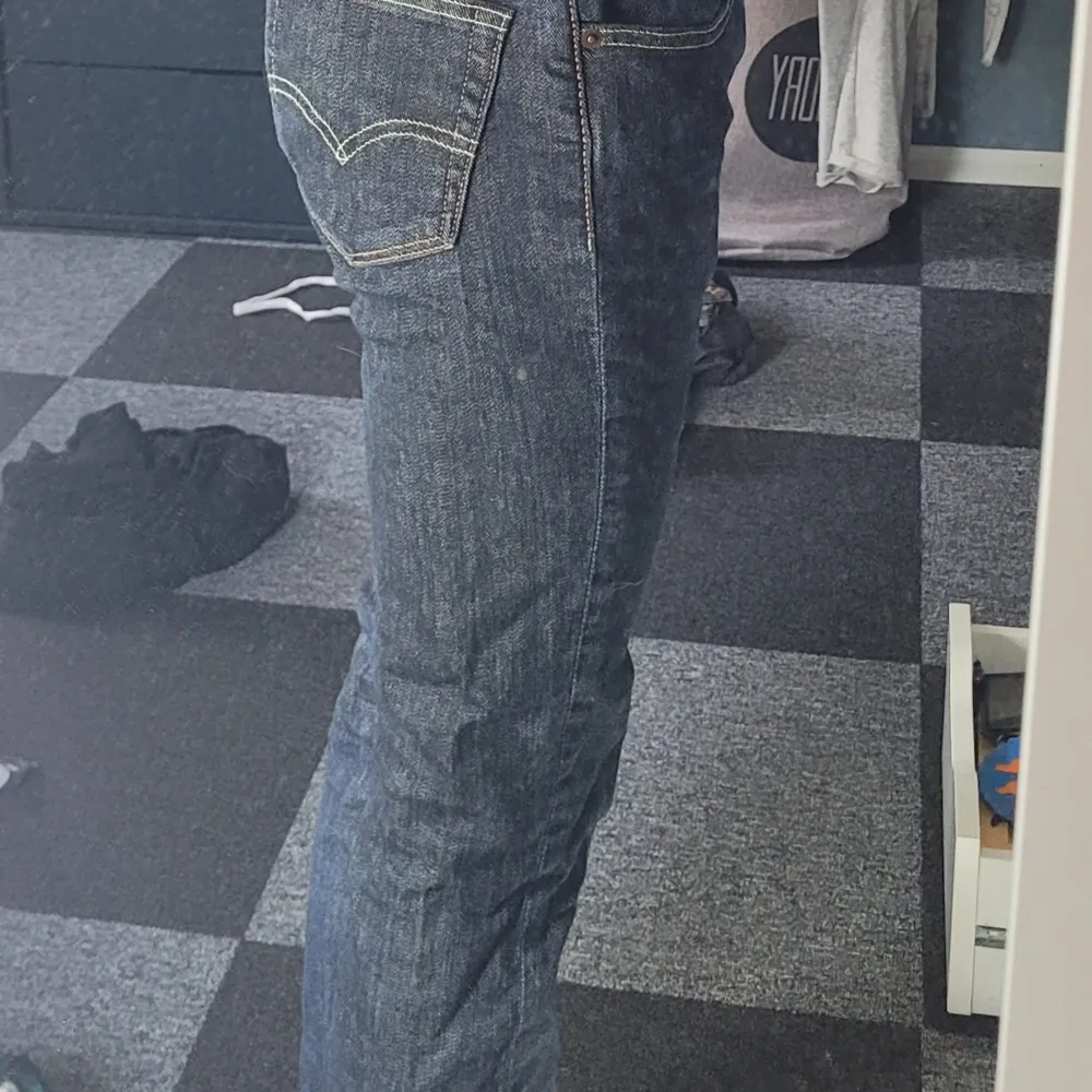 Fina levis jeans i bra skick.  Straight/skinny i modellen men går att sy om. Midje måttet tvärs över är runt 35. Skriv gärna om ni har frågor 💕. Jeans & Byxor.