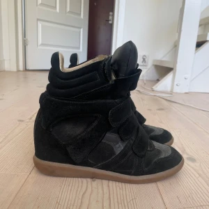ISABEL MARANT SKOR 40 - Isabel marant etoile skor i storlek 40💗 passar mig som brukar ha 39-40 💗 inga större defekter (bara att man ser att dom har blivit använda inuti) 💗 Köpte här på plick i slutet av Juni, och jag har tyvärr inget äktahetsbevis postar idag använd köp nu!