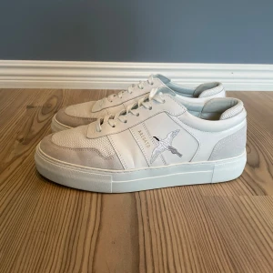 Axel Arigato skor - Tjena, Säljer ett par Axel Arigato clean 90 bird sneaker pga av att de var för stora. De är endast använda två gånger och är i stort sett ny skick. Box och dustbag följer med, Nypris 2500. Hör av dig vid minsta fundering!   