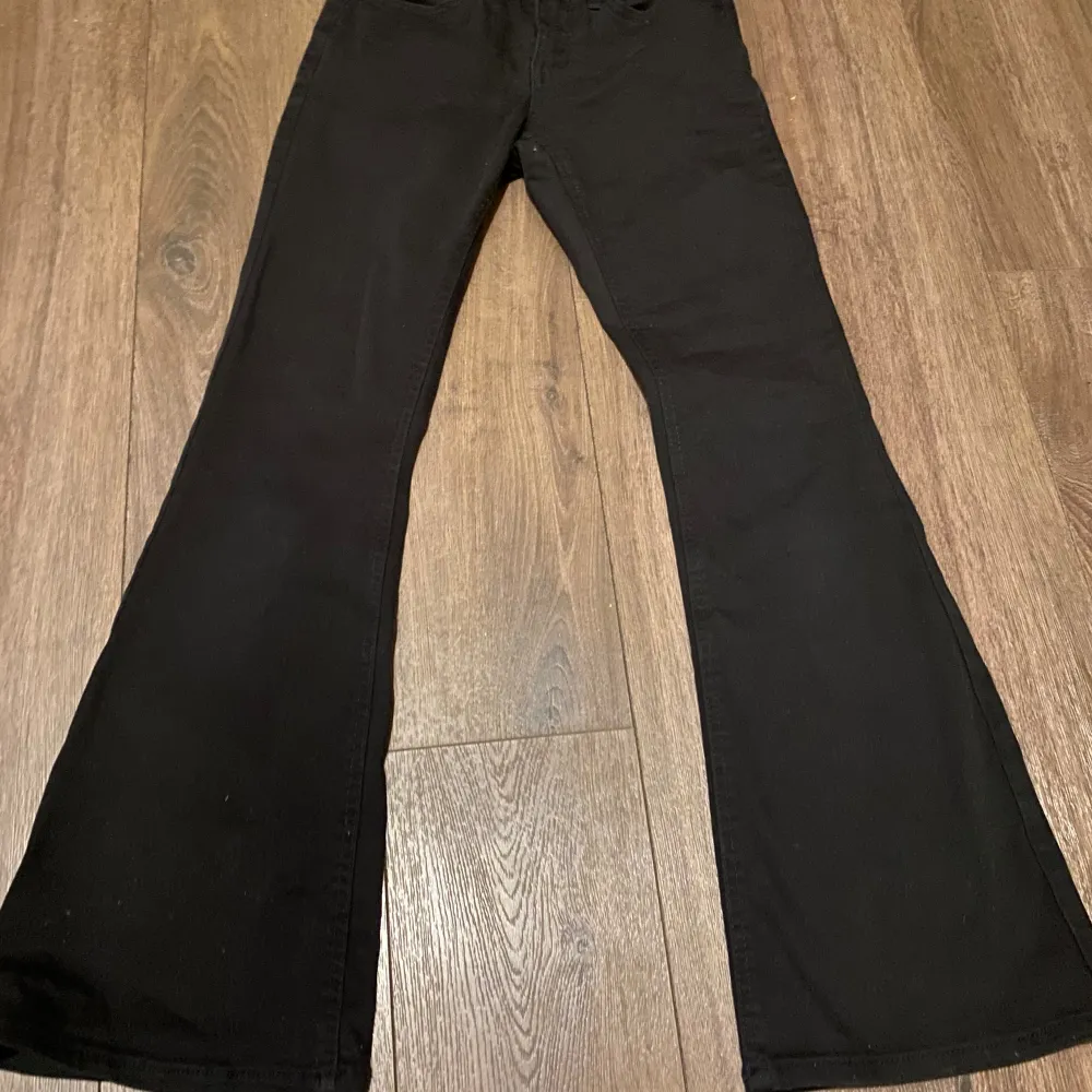 Svarta boot cut jeans från Lindex. Använd. Justerbar midja. 11-12 år. Storlek 152.. Jeans & Byxor.