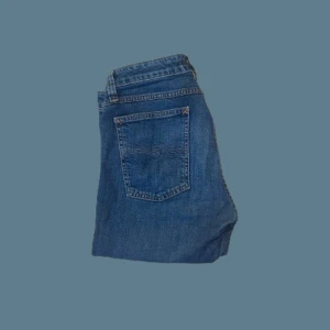 Nudie Jeans ”Skinny Lin” - Säljer ett par feta blå Nudie Jeans | passformen är slimfit | storleken är 31/32 | byxorna är knappt använda och i bra skick 9/10 | nypris för dessa byxor är ungefär 1600 kr, vårt pris 450 kr | hör av dig vid frågor eller funderingar 💯