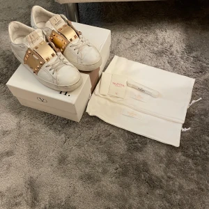 Valentino skor - Ska nu sälja mina valentino skor i guld. Dom är använda men är i rätt bra skick. Ny pris på dom ligger på 7-8 tusen. Låda, sko påse och extra skosnören tillkommer! Storlek 37,5. För fler frågor skriv. Pris kan diskuteras.💕⭐️