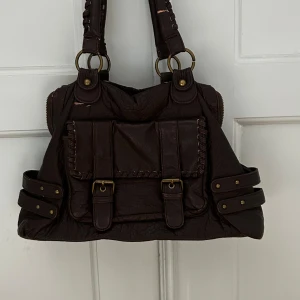 Axelremsväska  - Mått höjd 30 bredd 39. Gått skick men axelremsbanden är det lite slitage på men går såklart att åtgärda. 