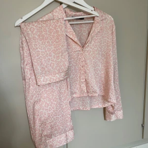 Pyjamas  - Jättefin och skön pyjamas, nästan aldrig använd, väldigt bra skick!! Skriv för fler bilder