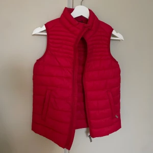 Väst  - Väst i bra skick, storlek 150 men skulle säga att den passar en xs 