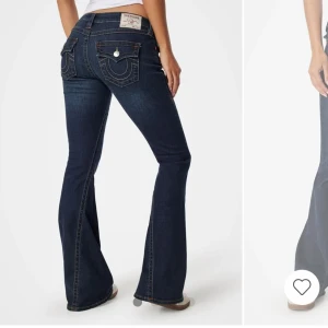 TRUE RELIGION JEANS - Säljer dessa helt nya lågmidjade true religion jeans💕 ALDRIG använda med lapp kvar!                                                                                                       Midjemått 34cm, innerbenslängd 84cm