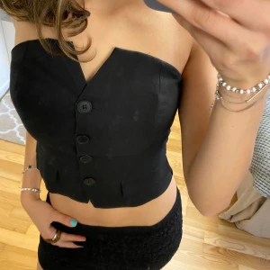 Festlig svart topp🌟 - Cool topp som funkar till vardags eller festligheter, köptes för ett tillfälle så knappt använd🙌🏼 