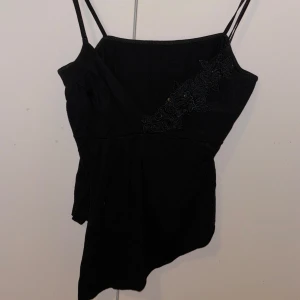 Topp/ Linne - Ett svart fint linne med detaljer i bra skick, använt sparsamt 💕 Storlek: S