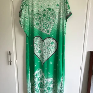 Mönstrade klänningar - Säljer flera långklänningar i olika färger och mönster. ALLT ÄR I NYSKICK! Priset är 50kr per klänning och de är möjligt att köpa flera på en gång. Kontakta vid frågor.