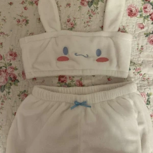 Pyjamas set - Jättesött och bekvämt pyjamas set med Cinamonroll från Hello Kitty. 