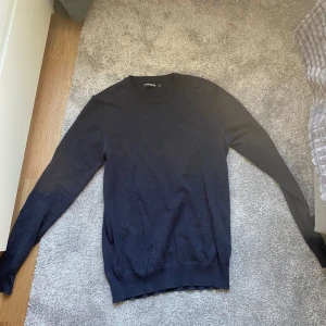 J.Lindeberg Merino Wool tröja  - Jag säljer en j.Lindeberg Merino Wool tröja som är väldigt mörk blå. Färgen är ovanlig vilket gör den snygg.  Vid frågor så är det bara att skriva.