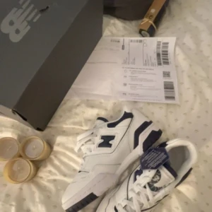 Helt nya new balance! - Storlek 37,5 i princip helt nya endast använda max 5 gånger. Super fint skick! Köpta för ca 1500kr och mitt pris är 1000kr pga skicket!