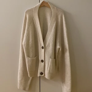 Uniqlo kofta - jätte mjuk och skön krämvit kofta från uniqlo. Använd en gång! Skriv om du har frågor💞💞