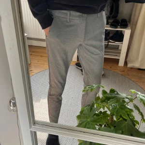 Byxor Only & Sons - Byxor från Only&Sons i ganska slim passform  Byxorna är i bra skick och W30, L34 