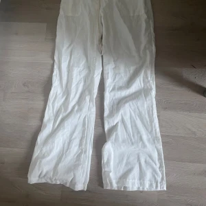 Linnebyxor - Fina Linnebyxor använda några gånger men säls pågrund av att jag rensar garderoben. På bild fyra ser ni att det är ett litet hål där av priset men syns inte när man har på sig dom!😊 storlek XS köpte för ca 4-500 pris kan diskuteras!