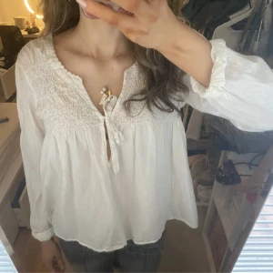 Odd Molly blus  - !Lånade bilder från hon jag köpte den av! Skriv för egna bilder, knappt använd odd molly blus, jättesöt ❤️