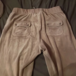 Beiga Juicy couture byxor - Använda men i väldigt bra skick. Hade inte snöre när jag köpte dom därav har jag lagt dit egna snören som matchar bra. 