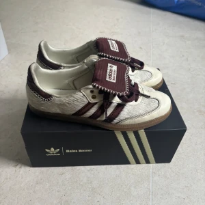 Adidas Samba x Wales bonner  - Säljer mina knappt använda Adidas x Wales bonner samba sneakers. Nypris på hemsida ligger just nu från ca 6000kr🤗Köpte dom helt nya så har kvitto på äkthet.