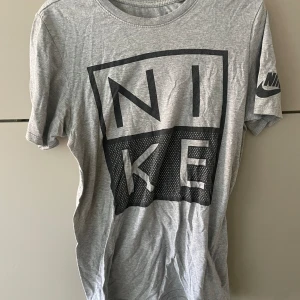 Nike träningströja - Säljer en gr träningströja från Nike. Stl S