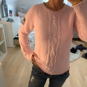 Stickad tröja  - Så fin med inga defekter för knabbt använd!💗
