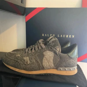 Valentino Rockrunner 41 - 1/2 - Tja! Säljer dessa feta Valentino Rockrunner i storlek 41 1/2 men passar upp till storlek 42. Dem har inga större defekter och är väldigt sälsynta   Nypris 8,5 tusen  Mitt pris 2,99 tusen.
