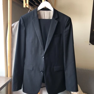 Svart kostym  - Säljer då den är för liten för mig. Nyskick, bra kvalitet.