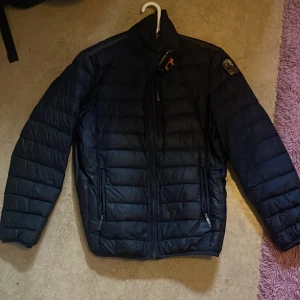 Parajumpers jacka, Super light weight - Size Y-S  Håll i inne fickan men annars hel Haft i 3 år men bara andvänd runt 20 gånger Priset går att diskuteras, säljer den billigt eftersom hållet i inne fickan plus den e för liten för mig