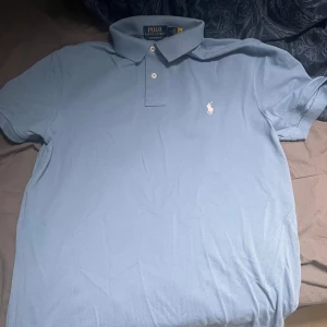 Polo Ralph Lauren Piké - Blå Polo Ralph Lauren piké i storlek M. I bra skick då jag har knappast använt den. 