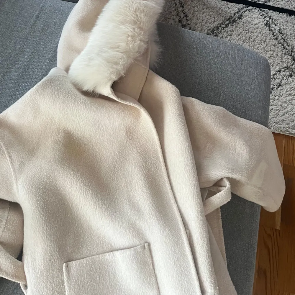 Alicia coat off-white storlek M. Köpt från furstockholm, nypris 1600kr. Kappan har även äkta päls. Materialet på kappan är ull.. Övrigt.