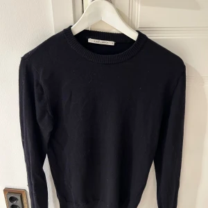 Ull tröja  - Säljer nu denna feta merino ull tröjan  i storlek XS från a days march, og pris 1100, topp skick nästan inga defekter ser lite skrynklig ut men måste bara strykas, bara använd några fåtal gånger,skriv gärna om du har frågor!🤗