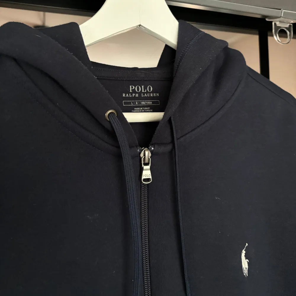 Säljer min Ralph Lauren zip Hoodie storlek L  I nyskick, finns inga defekter och den är väldigt skönt material. Modell 187cm  Nypris 2200kr. Hoodies.